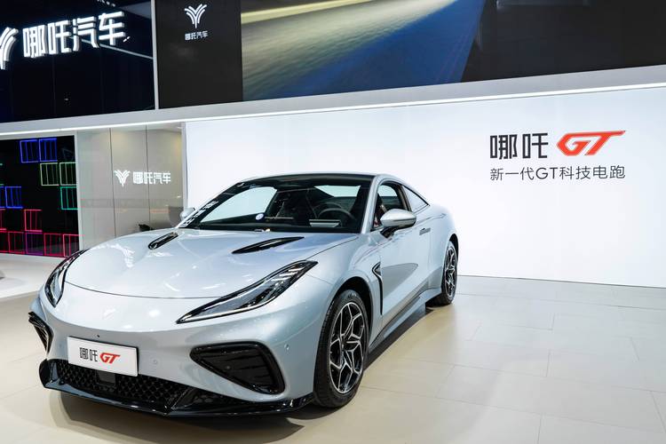 惠州97哪吒汽车在智能汽车领域的表现，领途汽车在新能源汽车市场中的影响力